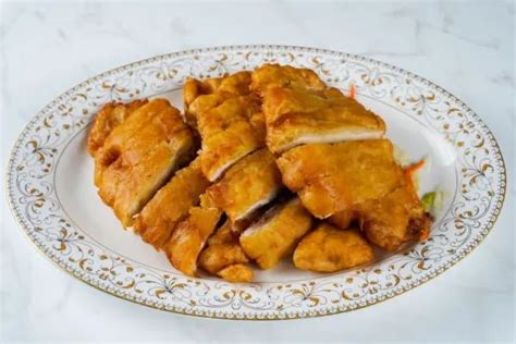 Hrustljavi piščanec General Tso s sladko-pikantno omako, rižem in sezamom