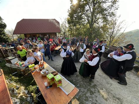 Zgodovinski prikaz priprave ozimnice v starih kuhinjah