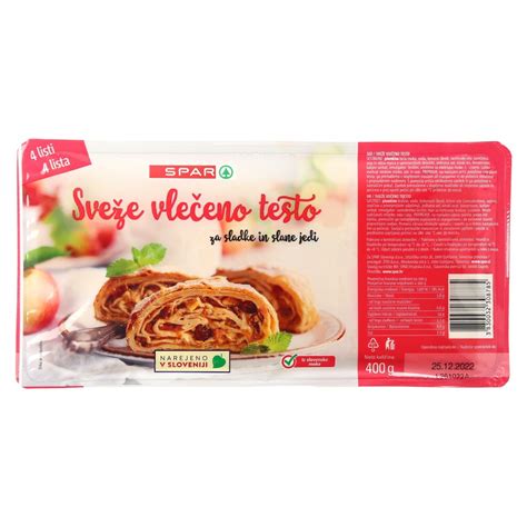 kuhar, ki razteguje vlečeno testo