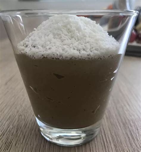 Prikaz sestavin za avokadov puding: zrel avokado, presni kakav, datlji ali med in mandljevo mleko.