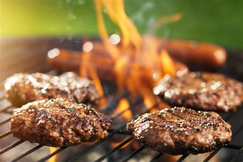 Priprava mesnih polpet za burger na žaru