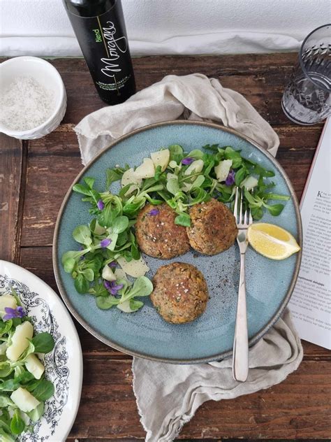 Prikaz različnih vrst burgerjev: mesni, ribji, vegetarijanski