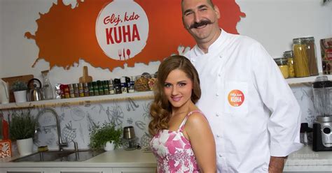 Nika Marčec med kuhanjem v oddaji 