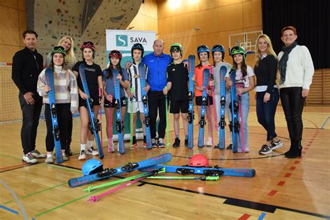 Učenci pri ogledu rudniške opreme