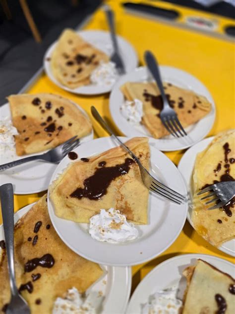 Tematska fotografija polnjenih in paniranih palačink