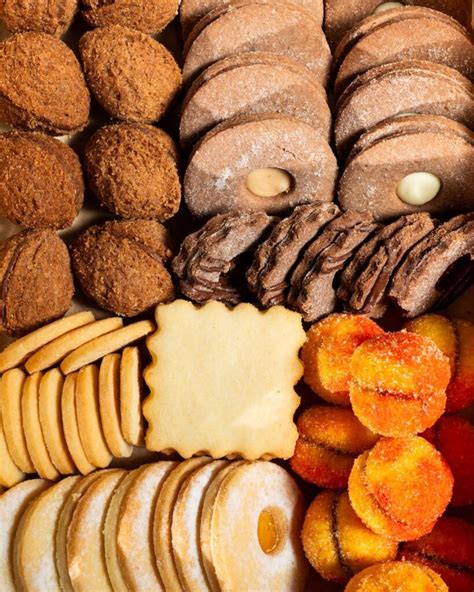 Prikaz postopka izdelave piškotov, od testa do nadevanih piškotov