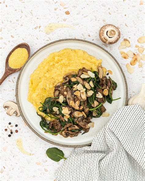 slika pečene veganske polenta pice z raznovrstnimi nadevi