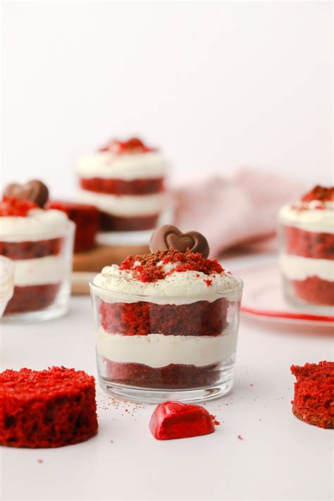 fotografija klasičnih sladic v kozarcu (tiramisu, red velvet)