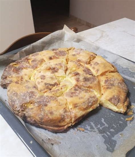 Različni bureka in pita z različnimi nadevi, ki prikazujejo raznolikost te jedi