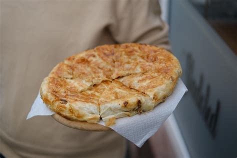 Ilustracija raznolikosti bureka, morda kolaž različnih vrst (sirnica, mesni, krompirjev)