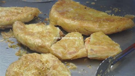 Fotografija zlato zapečenega bureka, narezanega na kose