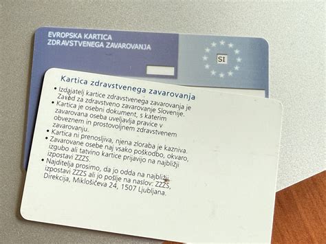 Oseba v lekarni z zdravstveno kartico