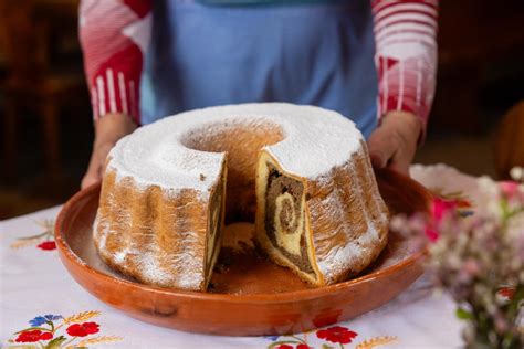Tematska fotografija: Velikonočna potica na praznični mizi