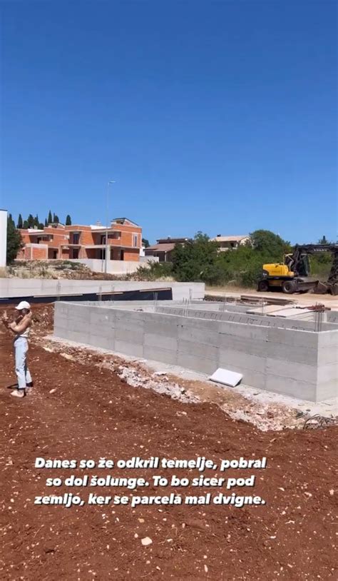 fotografija gradbišča v začetni fazi, polaganje temeljev