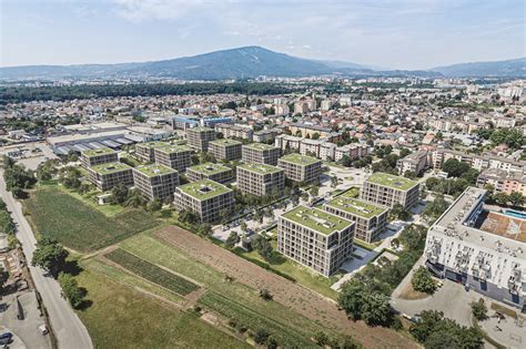 kolaž fotografij različnih tipov gradbenih projektov (stanovanjski, industrijski, javni)
