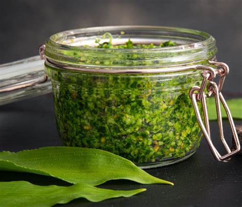 Fotografija: Postopek priprave zeliščne paste v možnarju