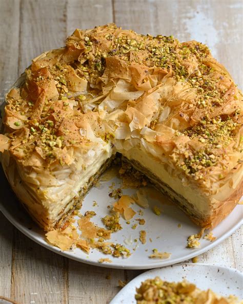 Baklava cheesecake s svežim sadjem