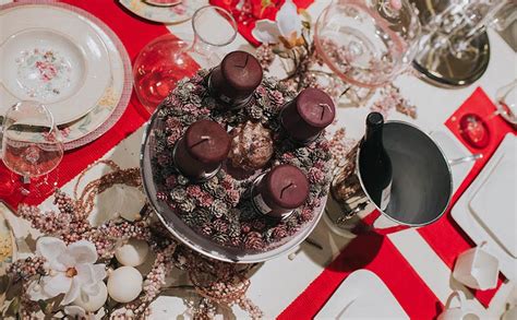 Ilustracija raznolikih tort na praznični mizi