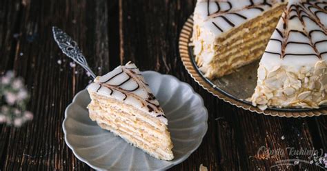 Esterházy torta z značilno belo glazuro in čokoladno rozeto