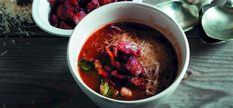 priprava sesekljanega paradižnika in fižola