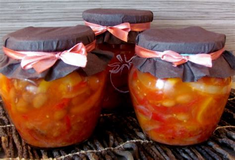 kozarci vložene solate iz paradižnika in fižola