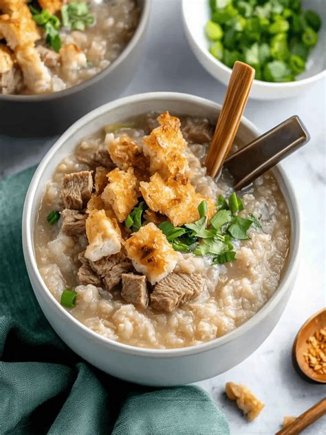 Ilustracija sklede riževe juhe (congee) s kitajskimi tradicionalnimi dodatki.