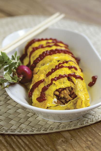 Fotografija jedi z rdečim rižem, ki prikazuje njegovo barvo in teksturo.