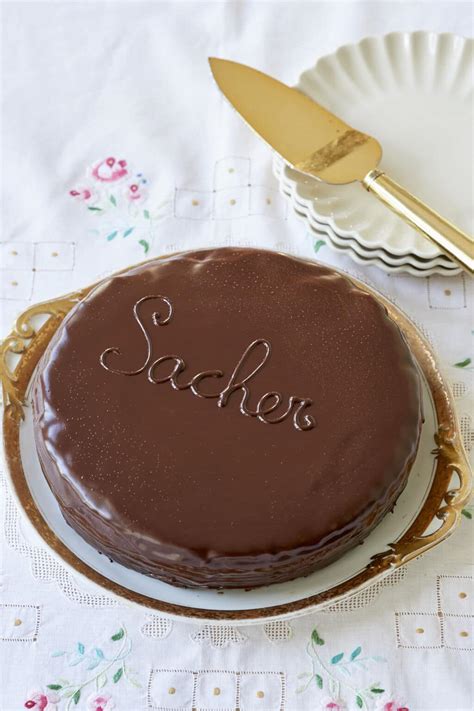 Fotografija pravilno pečenega biskvita Sacher torte