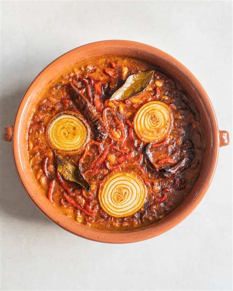 Tradicionalna glinena posoda z gravče na tavče, postrežena z lepinjo.