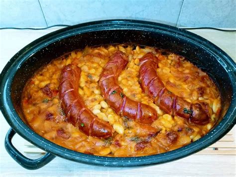 Sestavine za gravče na tavče: sesekljana čebula, paprika in paradižnik v ponvi.