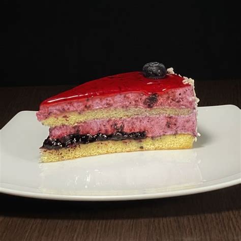 grafični prikaz plastenja torte: biskvit, jagodni nadev, smetana