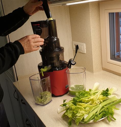 Fotografija sodobnega sokovnika za hladno stiskanje, ki omogoča sočenje celih sadežev in zelenjave.