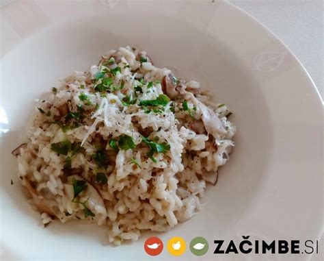 Tematska fotografija rižote z jurčki in porom, posuta s parmezanom