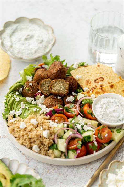 Fotografija ocvrte Ta'ameje (falafel) s tahinijevo omako in solato