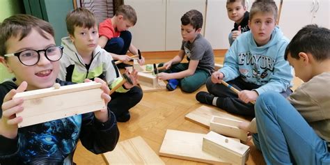 Tematsko fotografijo različnih rezalnih desk iz lesa, plastike in gume