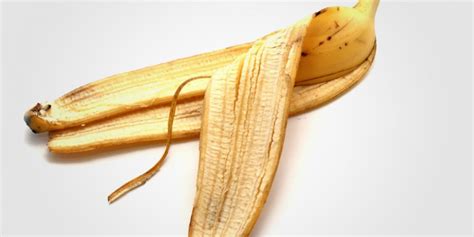 kolaž slik, ki prikazujejo različne uporabe bananinega olupka: poliranje usnja, nega rastlin, beljenje zob