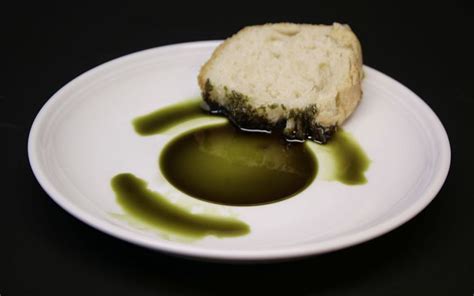 Fotografija ajdove zlevanke s kapljico bučnega olja.