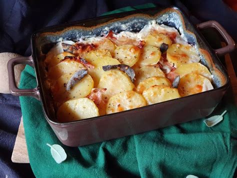 Plasteni krompirjev narastek s šunko in hrenovo omako