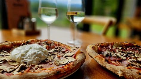 Tematska fotografija Pizzerie Sidro ob reki Dravi z labodi v ozadju