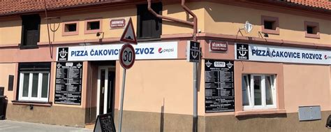 Fotografija notranjosti Pizzerie Sidro z leseno opremo in pogledom na reko