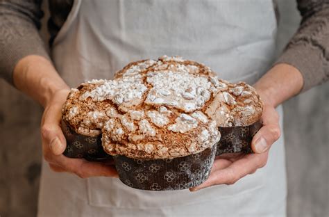 Colomba di Pasqua (velikonočna golobica) z mandljevo glazuro