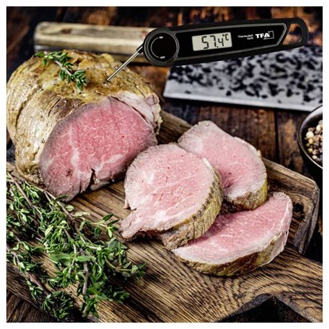 Tematska fotografija, ki prikazuje termometer v mesu na žaru