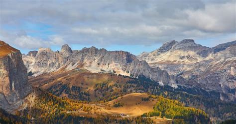 panoramski posnetek gore Marmolada z ledenikom na severni strani