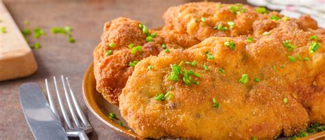 Priprava svinjskih zrezkov za paniranje: moka, jajca, drobtine