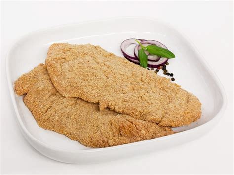 Panirani svinjski zrezki v ponvi, zlato rjavi in hrustljavi