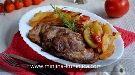Svinjski vrat pečen v pečici, obložen s krompirjem in zelenjavo