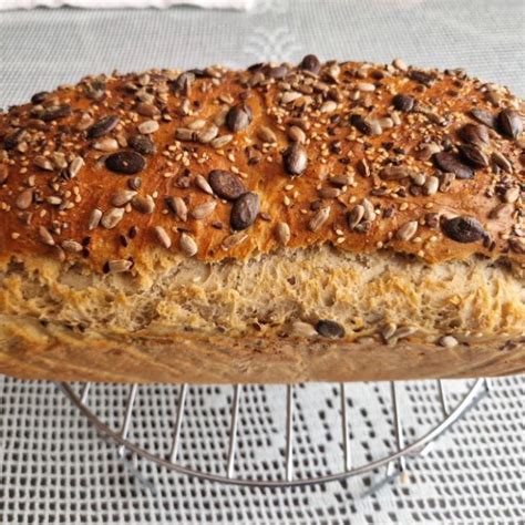 Sveže pečen rženi kruh na rešetki