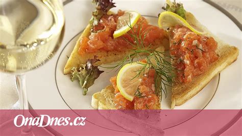 Fotografija servirane jabolčne marmelade s korenčkom na toastu in v skodelici jogurta