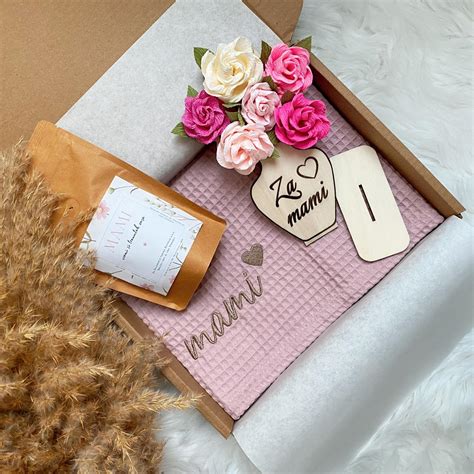 Kompilacija fotografij različnih personaliziranih čokoladnih daril