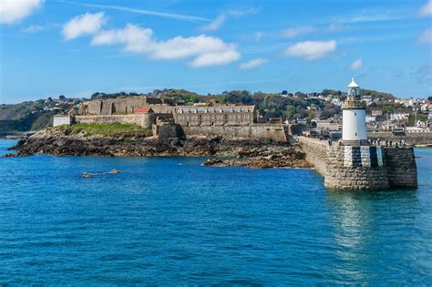 Fotografija slikovitega pristanišča St Peter Port na otoku Guernsey.